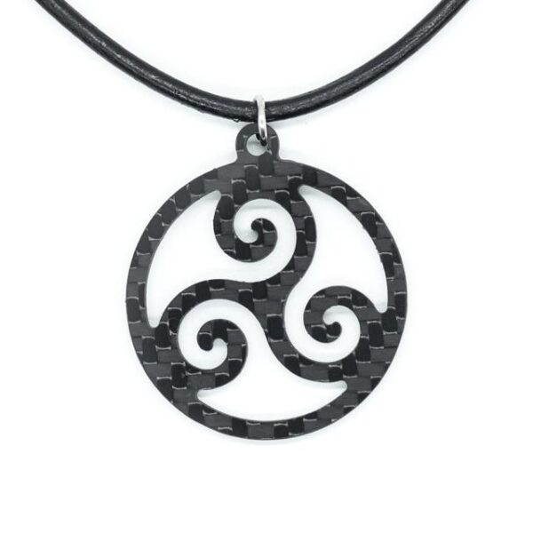 Pandantiv Triskelion Cerc Celtic din Fibra de Carbon si Colier din Piele sau Snur Sintetic by Sigil